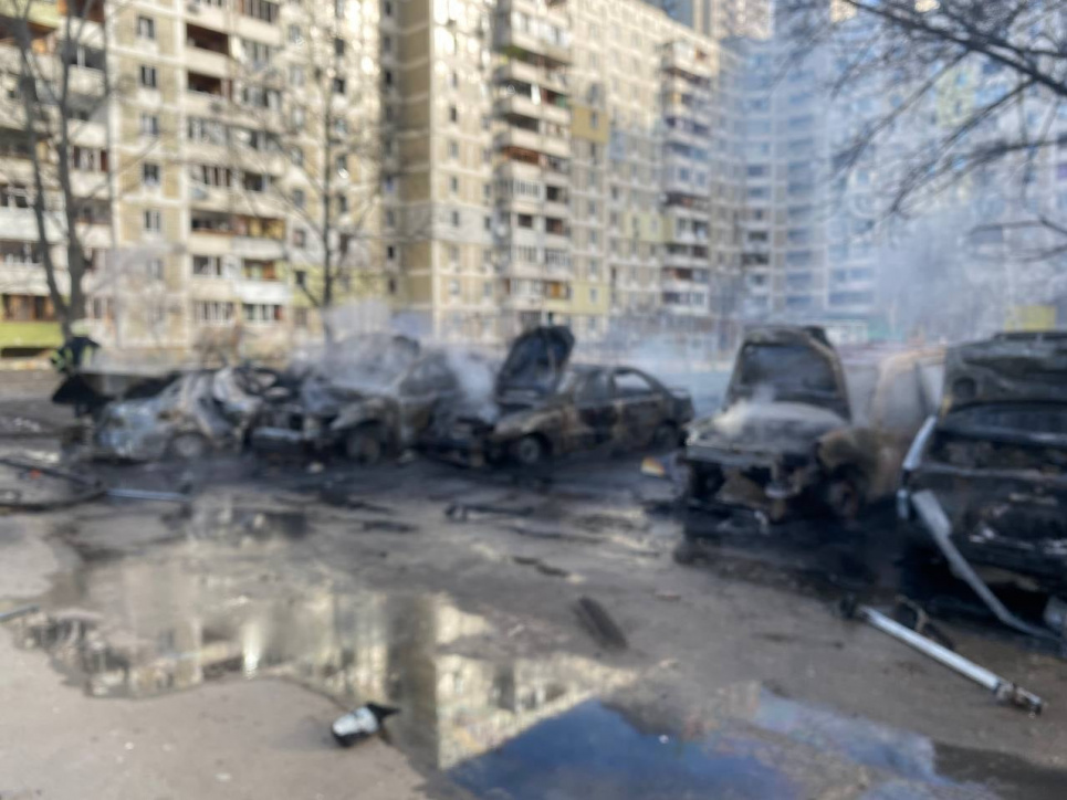 У столиці снаряд окупантів залетів у двір 16-ти поверхового будинку