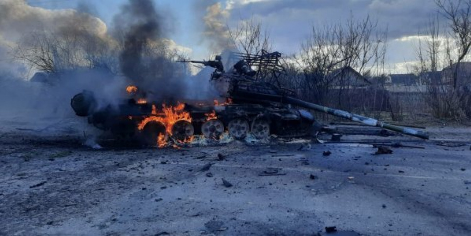 "Фєвраль" в Україні це "ЛЮТИЙ": Збройні сили показали, як палають путінські танки (ВІДЕО)