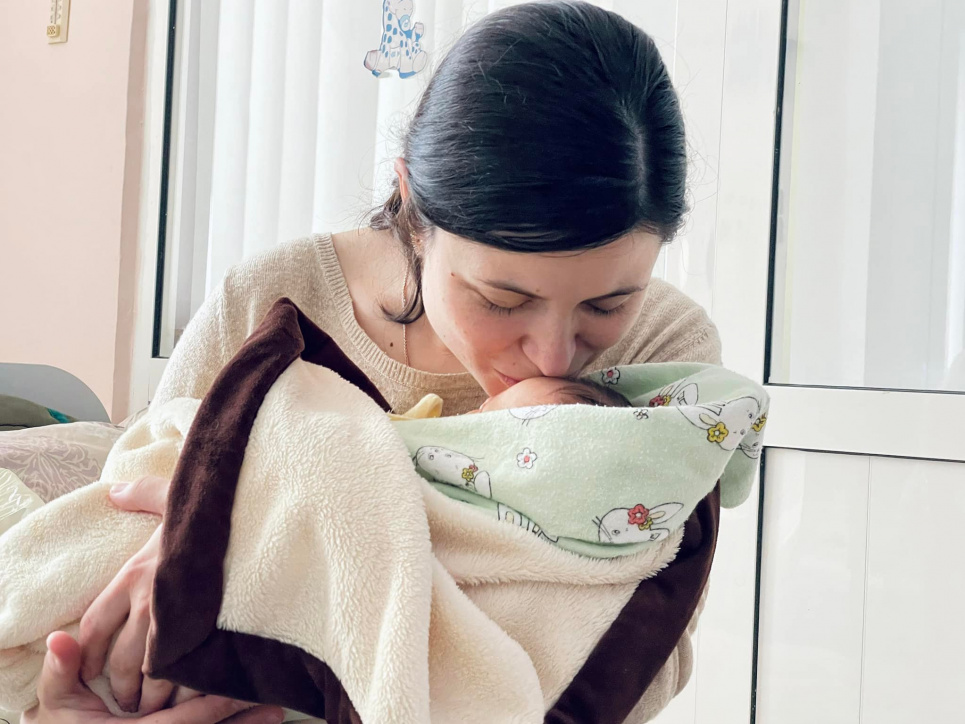 Народила сина у кареті "швидкої", п'ять днів провела у бомбосховищі: історія киянки і її щасливого Макара