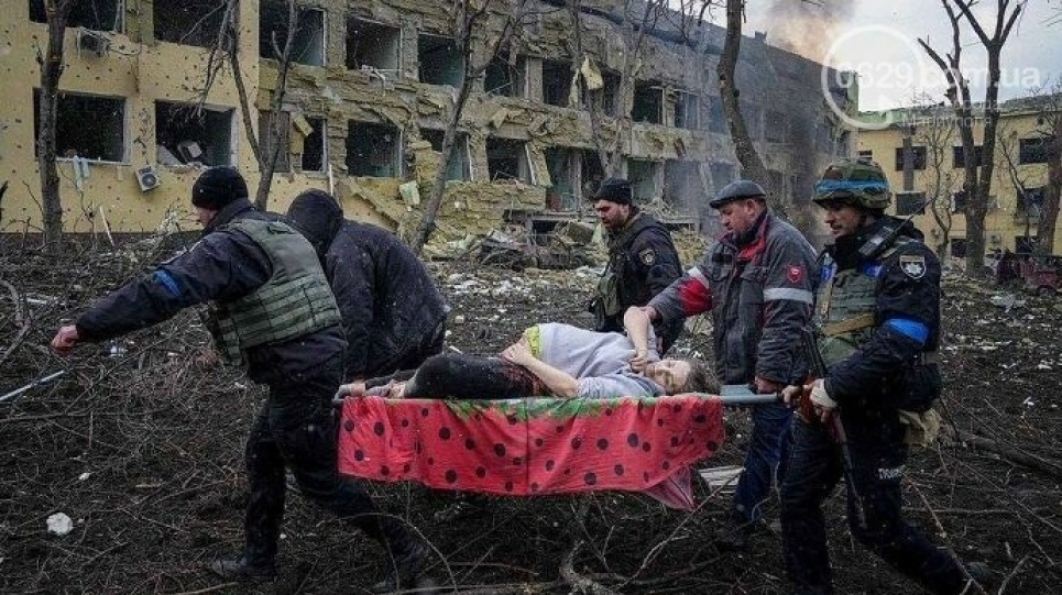 Вагітна, яка потрапила під авіаобстріл пологового будинку у Маріуполі, померла разом з ненародженою дитиною