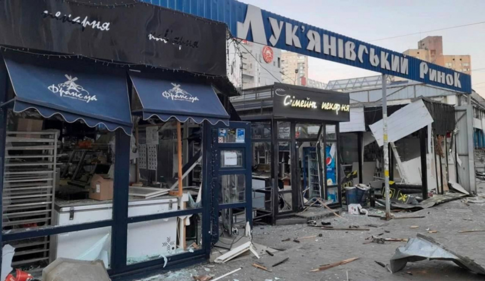 Що робити, якщо потрапили під обстріли: декілька порад, які допоможуть зберегти життя Після обстрілу. Київ, біля метро "Лук'янівська".