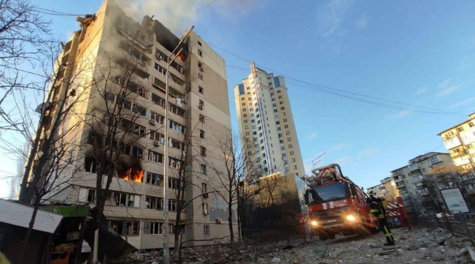 Ракетний обстріл Києва: у житловій багатоповерхівці стався обвал і пожежа, є постраждалі