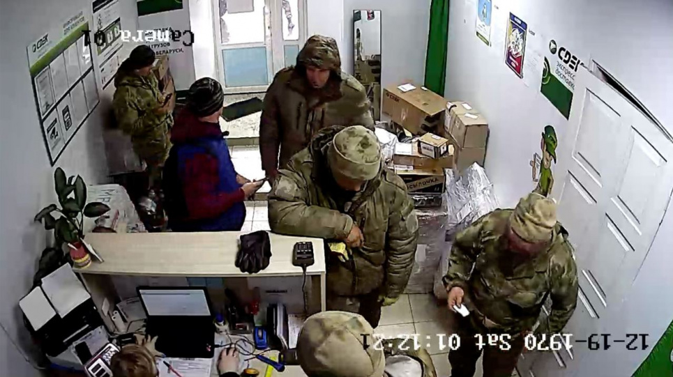 Російські солдати-мародери відправляють награбоване додому через Білорусь (ФОТО, ВІДЕО) Фото з Телеграм-каналу Беларускі Гаюн