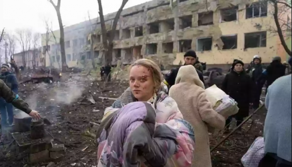 Відому породіллю з Маріуполя змусили збрехати в інтерв’ю, але кремлівську пропаганду викрито (ВІДЕО) Те саме знамените фото