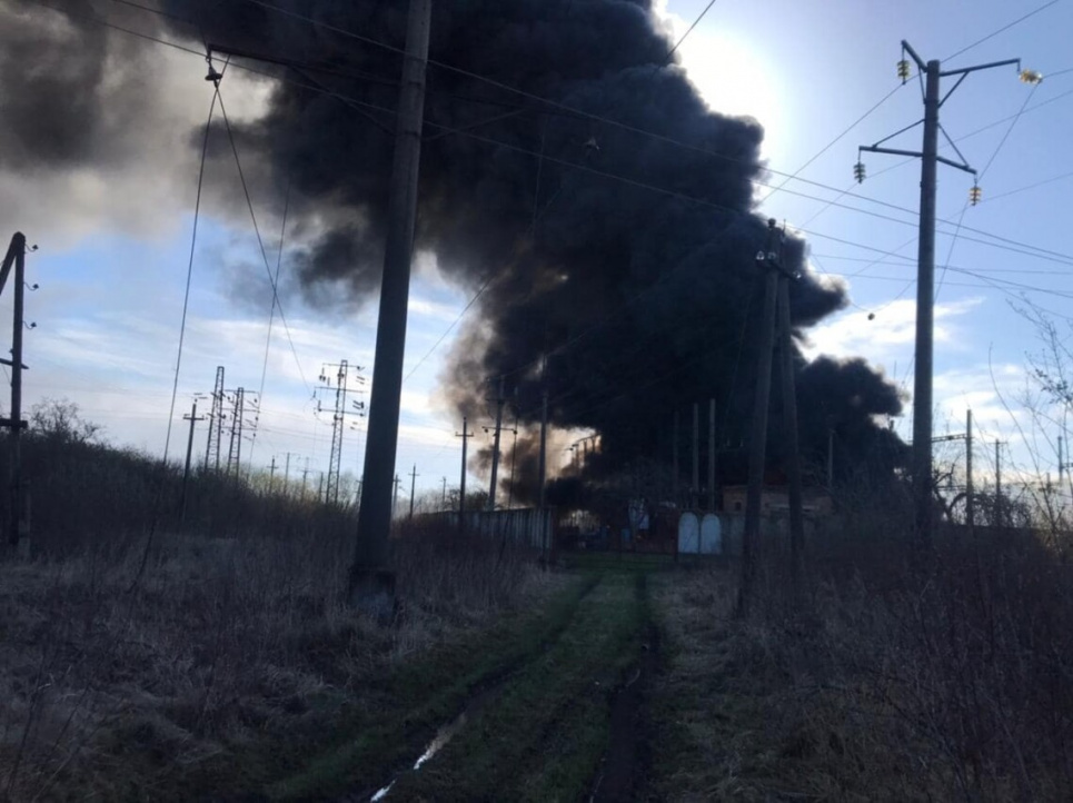Ракета влучила у тягову підстанцію на Львівщині, пожежу ще гасять