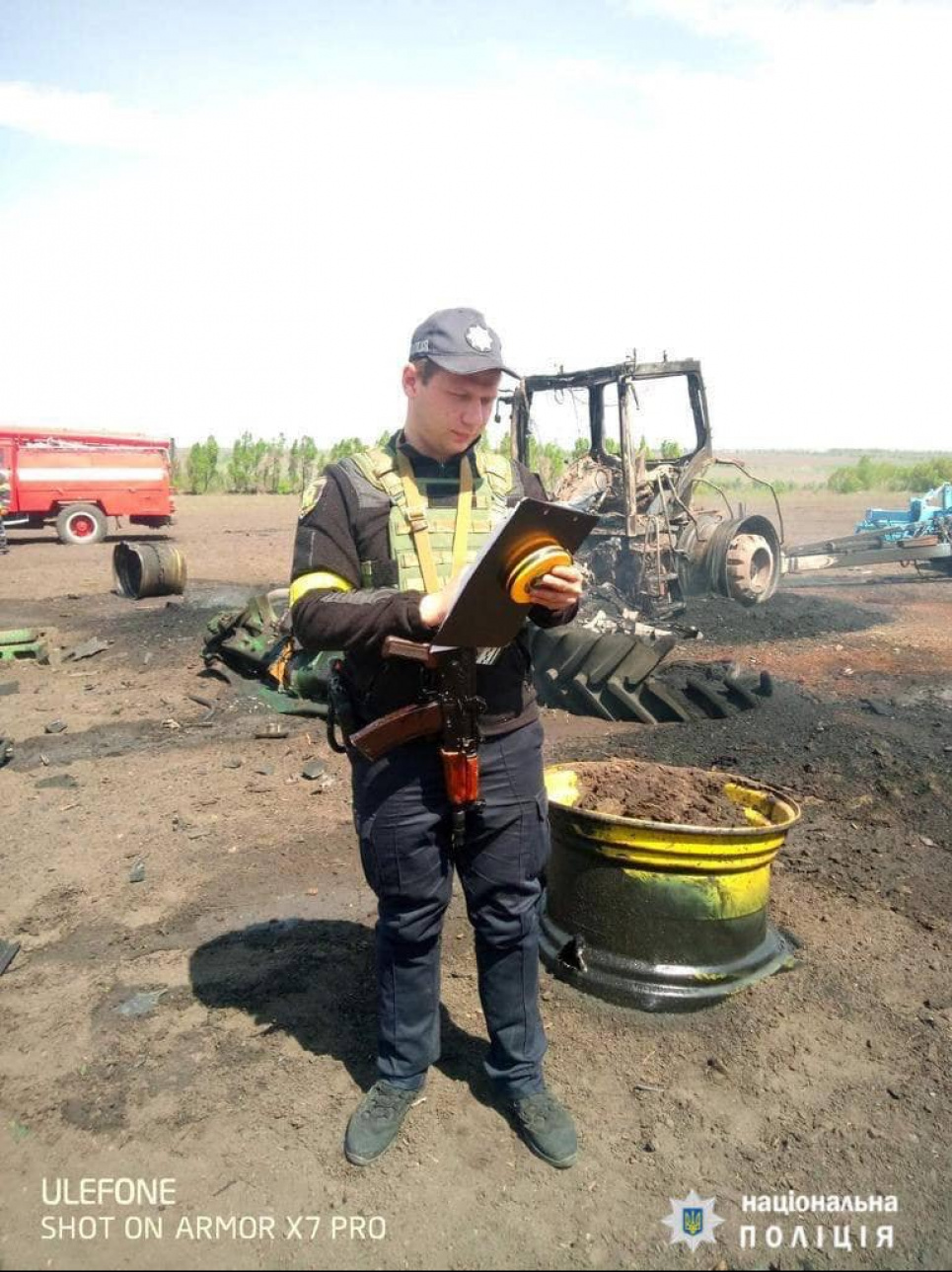 Ракета влучила в трактор у полі, тракторист дивом вижив (ВІДЕО)