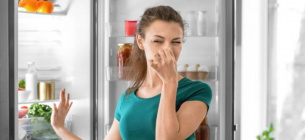 Чем убрать запах из холодильника в домашних условиях