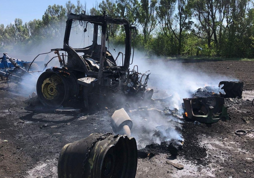 На Харківщині російський літак випустив ракету по трактору, що працював в полі