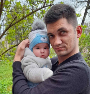 Після смерті дружини незрячий батько самотужки доглядає немовля