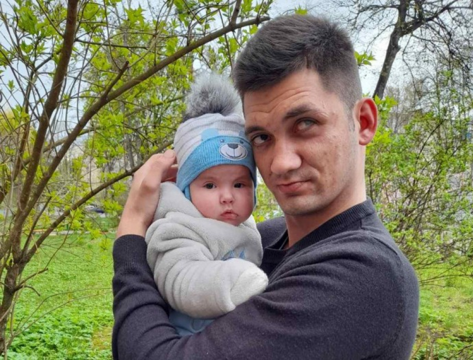 Після смерті дружини незрячий батько самотужки доглядає немовля