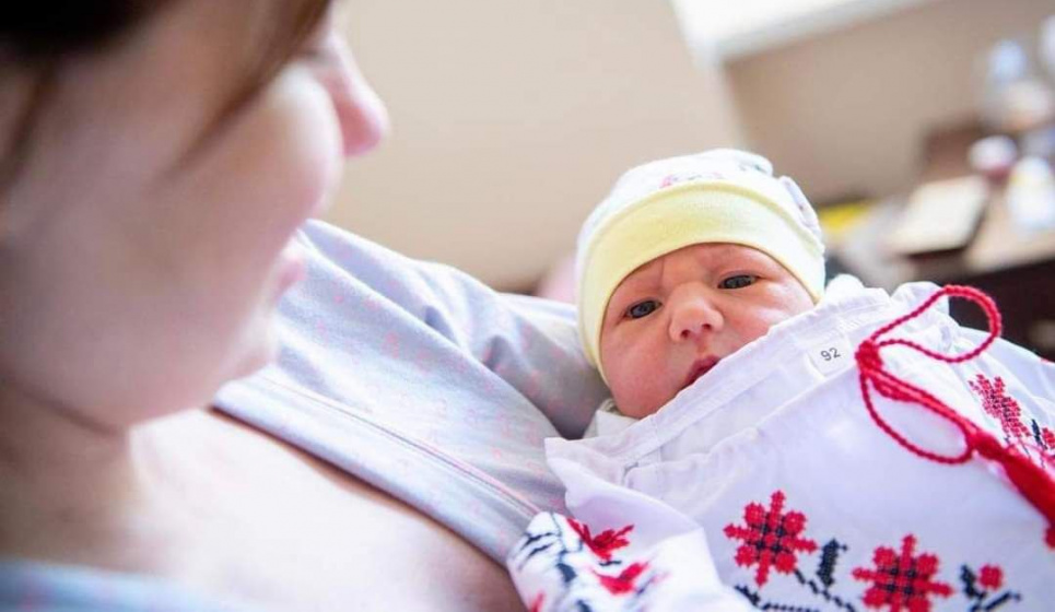 Народжені у вишиванках: МОЗ разом із партнерами одягнули уже 500 малюків із прифронтових зон у вишиті сорочки(ФОТО)