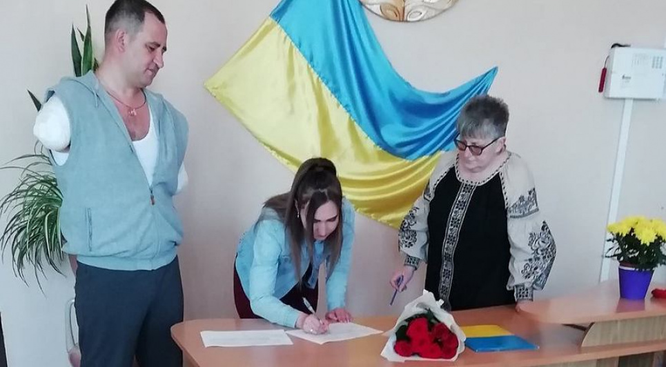 Військовий, який втратив руки на війні в Маріуполі, одружився в госпіталі