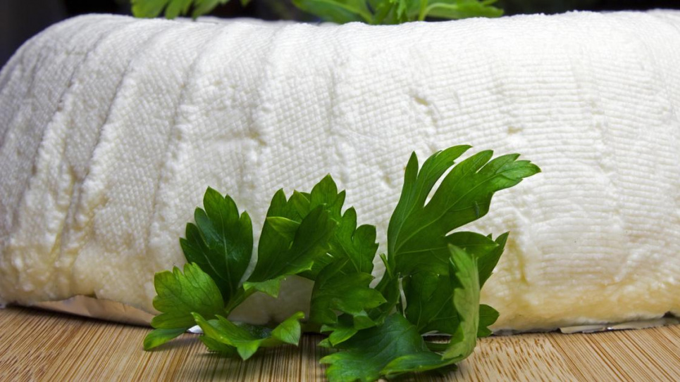 Дієтолог розповіла, чи можна заморожувати сир і як це зробити правильно