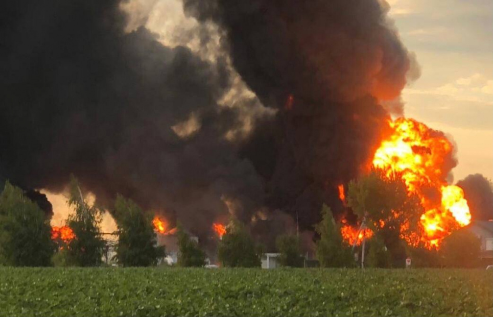 Пожежа на нафтобазі, звільнення Тайри, заяви Джонсона та заблоковані в портах десятки суден – як минула доба