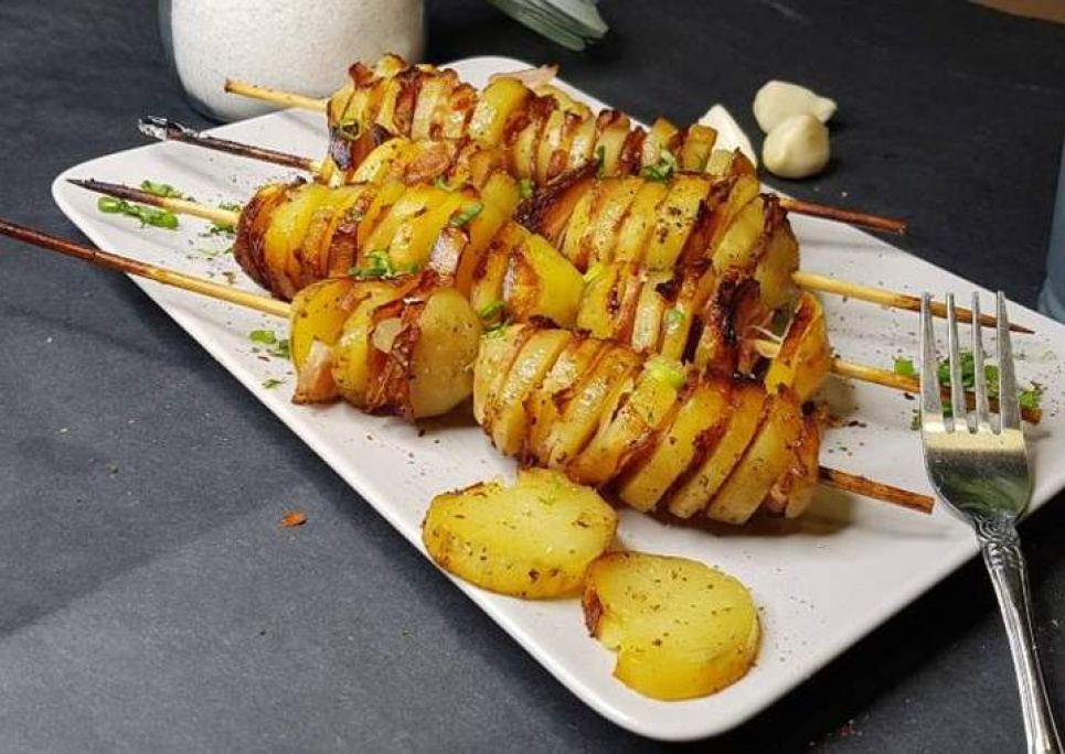 Наминуть за обидві щоки: як зробити бомбічну картоплю з салом на мангалі - захопливі секрети