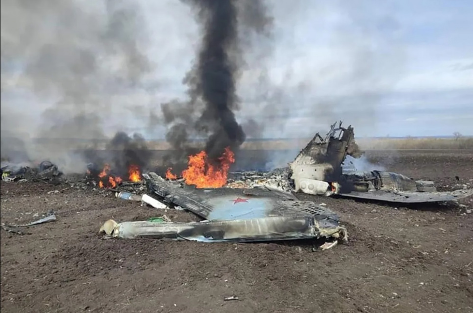 В Україні російська армія вже втратила стільки людей і техніки, що в разі нападу на РФ дати відсіч буде складно — експерти Збитий російський літак під Харковом. 3 квітня 2022 року. Фото: Генштаб ЗСУ