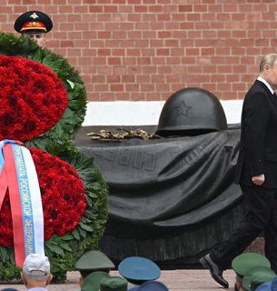 Володимир Путін поклав квіти до Могили Невідомого Солдата