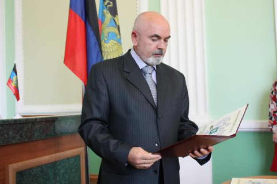 Олександр Нікулін приймає присягу "судді Верховного Суду Донецької Народної Республіки"
