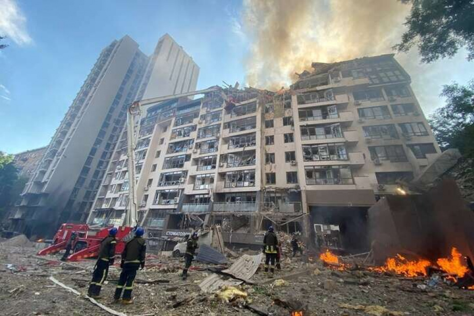 Рятувальники підтвердили загибель людини: по Києву та області ворог наніс 14 ракетних ударів