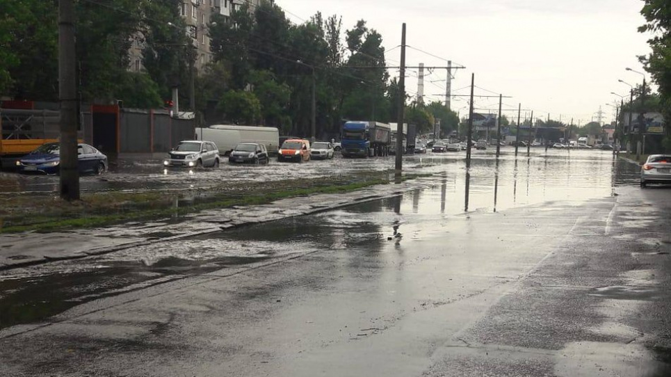 У Одесі оголошено перший рівень небезпеки, за півгодини випало 17 міліметрів опадів