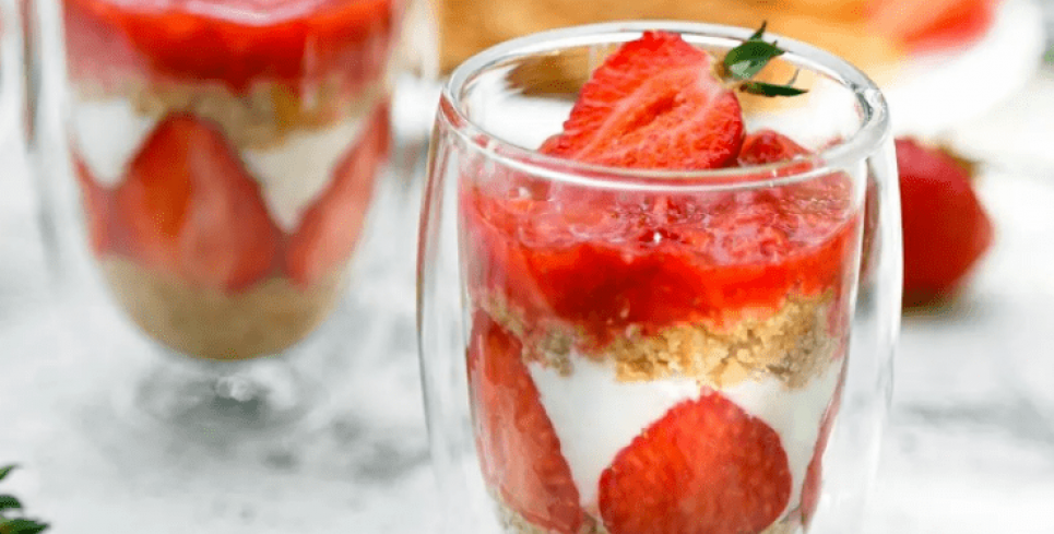 Простий рецепт для літа: полуничний чизкейк у склянці