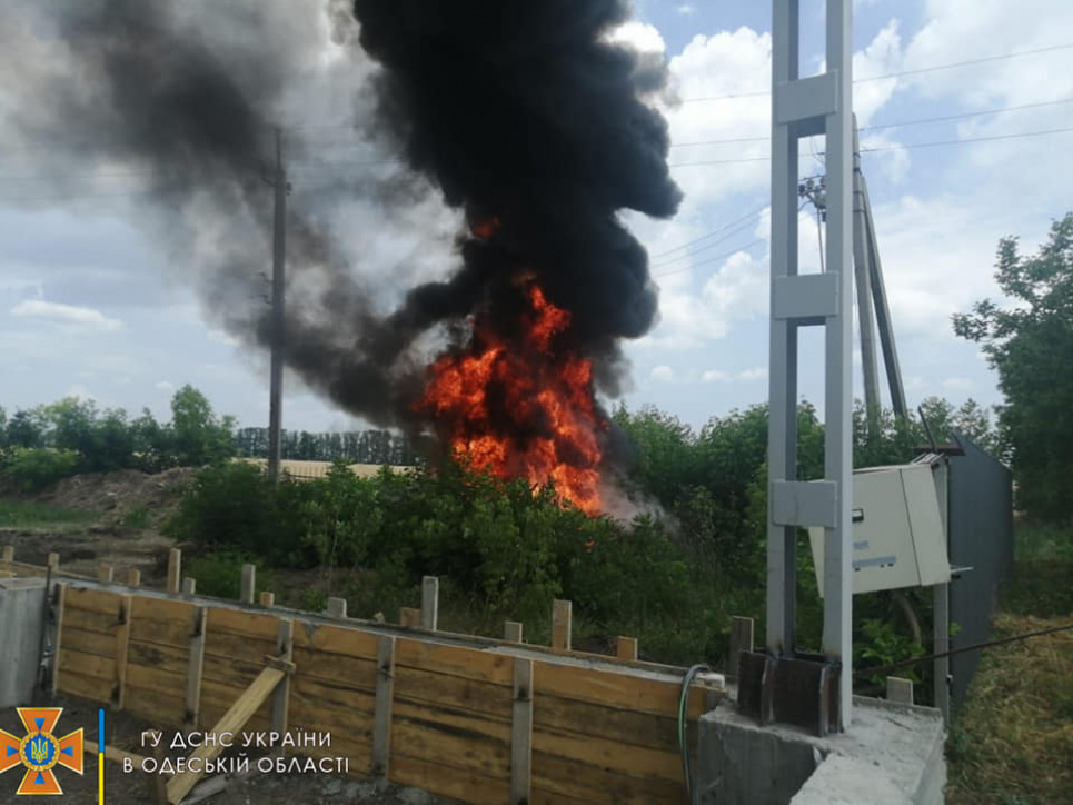 Через загорання трави на Одещині вигоріло поле з ячменем на корені