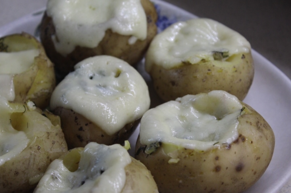 Фарширована молода картопля по-сільському із зеленню, шпиком та сиром (ФОТО)