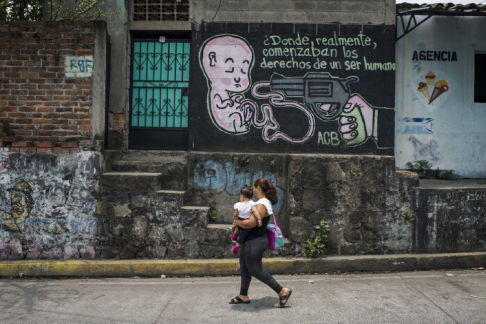 Жінку засудили до 50 років за ґратами через викидень