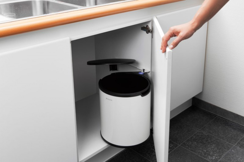 Три простих способи впоратися із запахом з відра для сміття