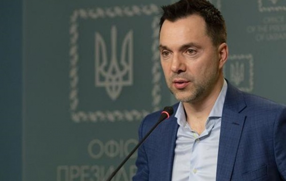 Артобстріл ворогом колонії в Оленівці зумовив початок третьої фази війни — Арестович