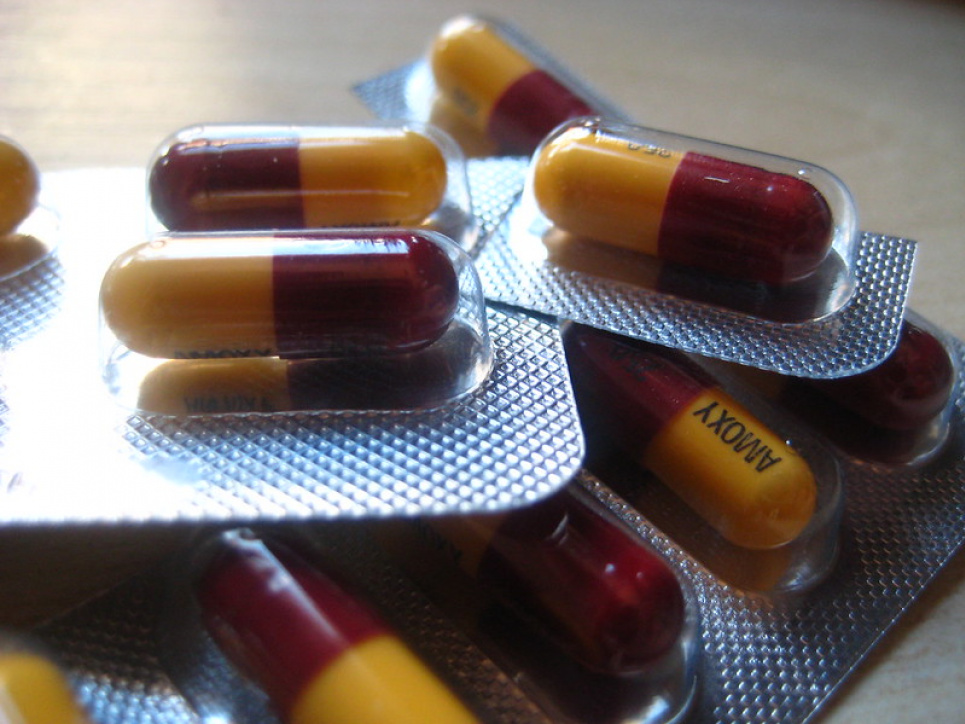 Антибіотик і має призначати лікар, але в наших умовах частина людей просто не доживе до призначення — інфекціоніст