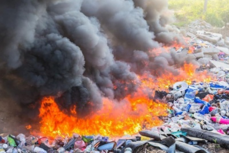 На Буковині гасять масштабну пожежу на сміттєзвалищі