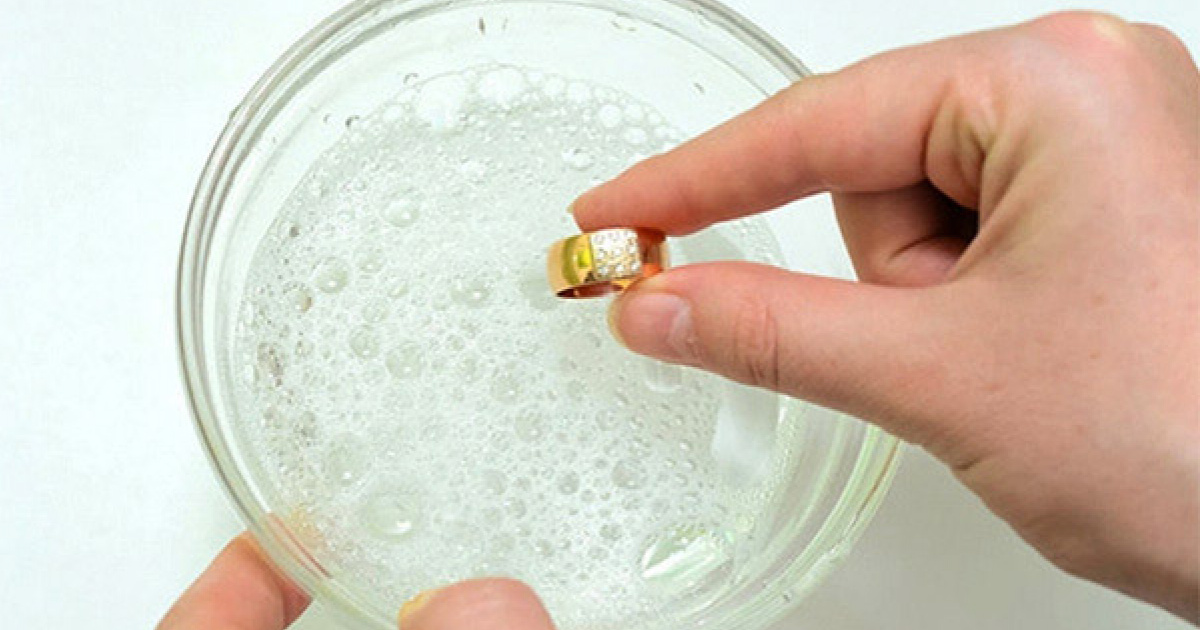 Как почистить золото. Как почистить золотые серьги. Уход за ювелирными изделиями. Очистка ювелирных украшений. Очистка украшений в мыльном растворе.