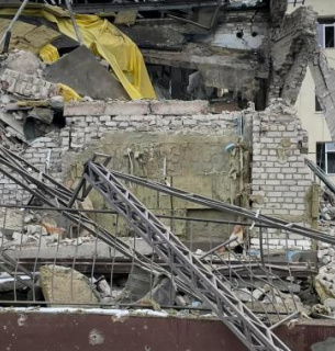 Окупанти знищили лікарню в Ізюмі й розібрали томограф на запчастини