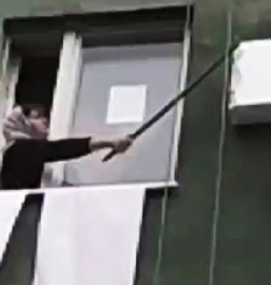 Лучанку, яка обливала нечистотами робітників, які утеплювали будинок, госпіталізували