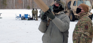 Рядовий 1-го рангу Роберт МакКей, Національна гвардія Вісконсина, демонструє використання «Dronebuster» генерал-майору ВПС Полу Е. Кнаппу, генерал-ад’ютанту Вісконсина, під час Winter Strike 21 у Camp Grayling Maneuver Center, Mich., 25 січня , 2021. 