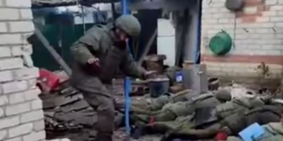 Замах на віроломство і дотримання протоколу взяття в полон: чи можна звинувачувати ЗСУ в розстрілі полонених Стоп-кадр із відео про здавання в полон