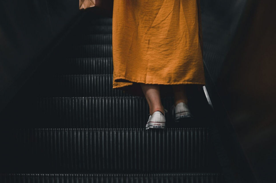 Суд визнав винним чоловіка, який робив фото під спідницею жінки у метро