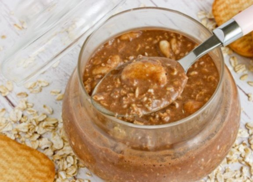 «Лінива» вівсянка в банці з какао і бананом