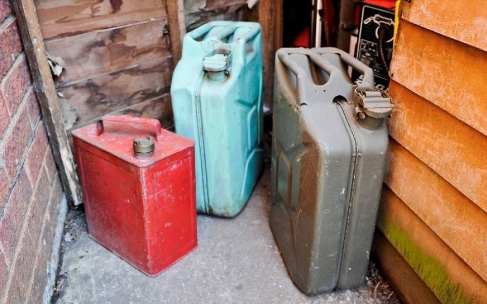 Як безпечно зберігати вдома пальне для генератора: практичні поради