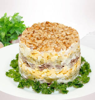 Новорічний рецепт :салат з куркою, ананасом та горіхами