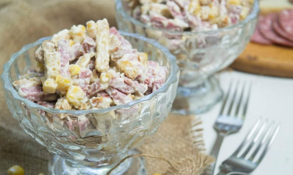 Салат з сухариками та кукурудзою: рецепт чудового варіанту для новорічного столу