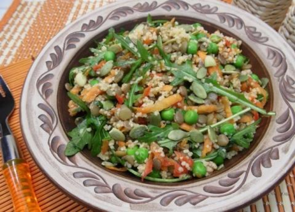 Рецепт легкого салату з сочевицею і овочами – без майонезу