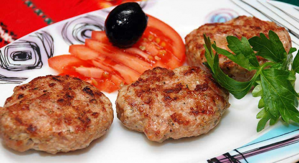 Ароманті та пишні: м'ясні котлети на грилі