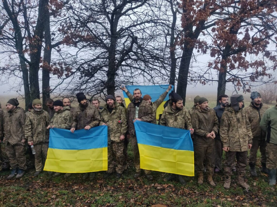 В Україну повернулися 64 українських військових та громадянин США