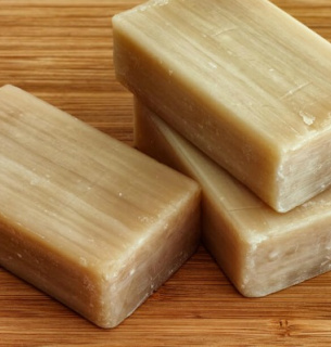 Чому не можна вмиватися господарським милом: шкода для шкіри обличчя