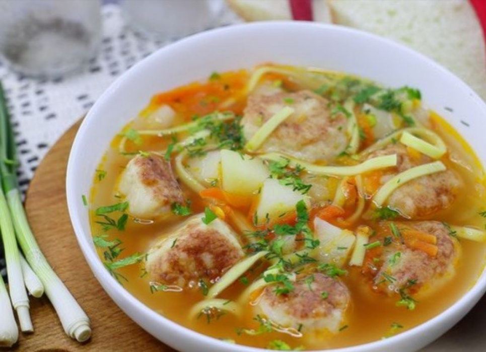 Суп зі смаженими тефтелями та яєчною локшиною — смачно і ситно