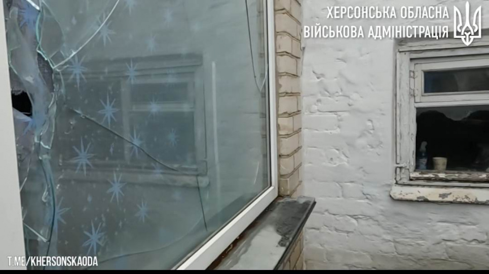 Вибиті вікна та пошкоджена критична інфраструктура: ворог атакував Херсон
