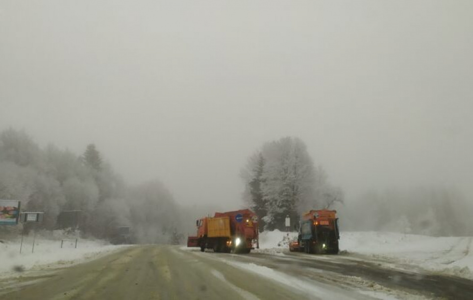 Водіям радять в гори не їхати: на Львівщині сильний снігопад