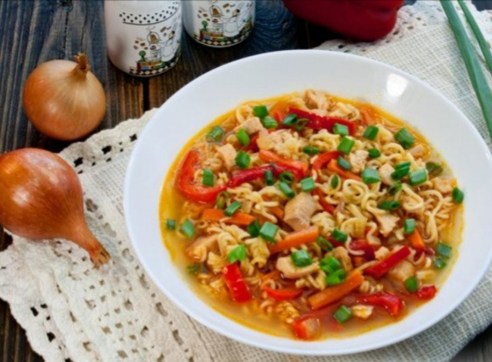 Курячий суп із локшиною швидкого приготування й овочами — можна приготувати за лічені хвилини